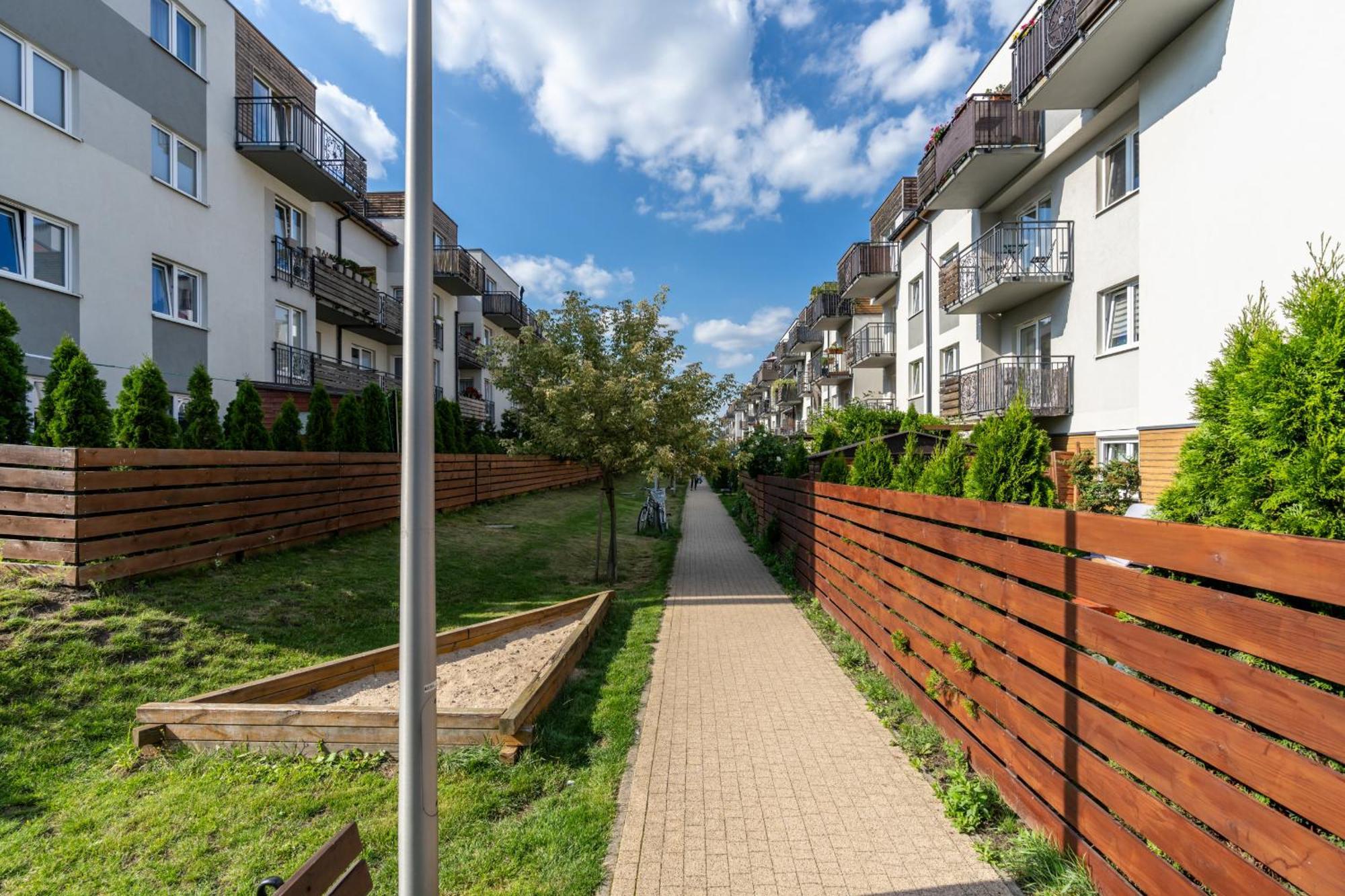 Konduktorska Z Parkingiem I Ogrodkiem - W Spokojnej Dzielnicy By Renters Apartment *