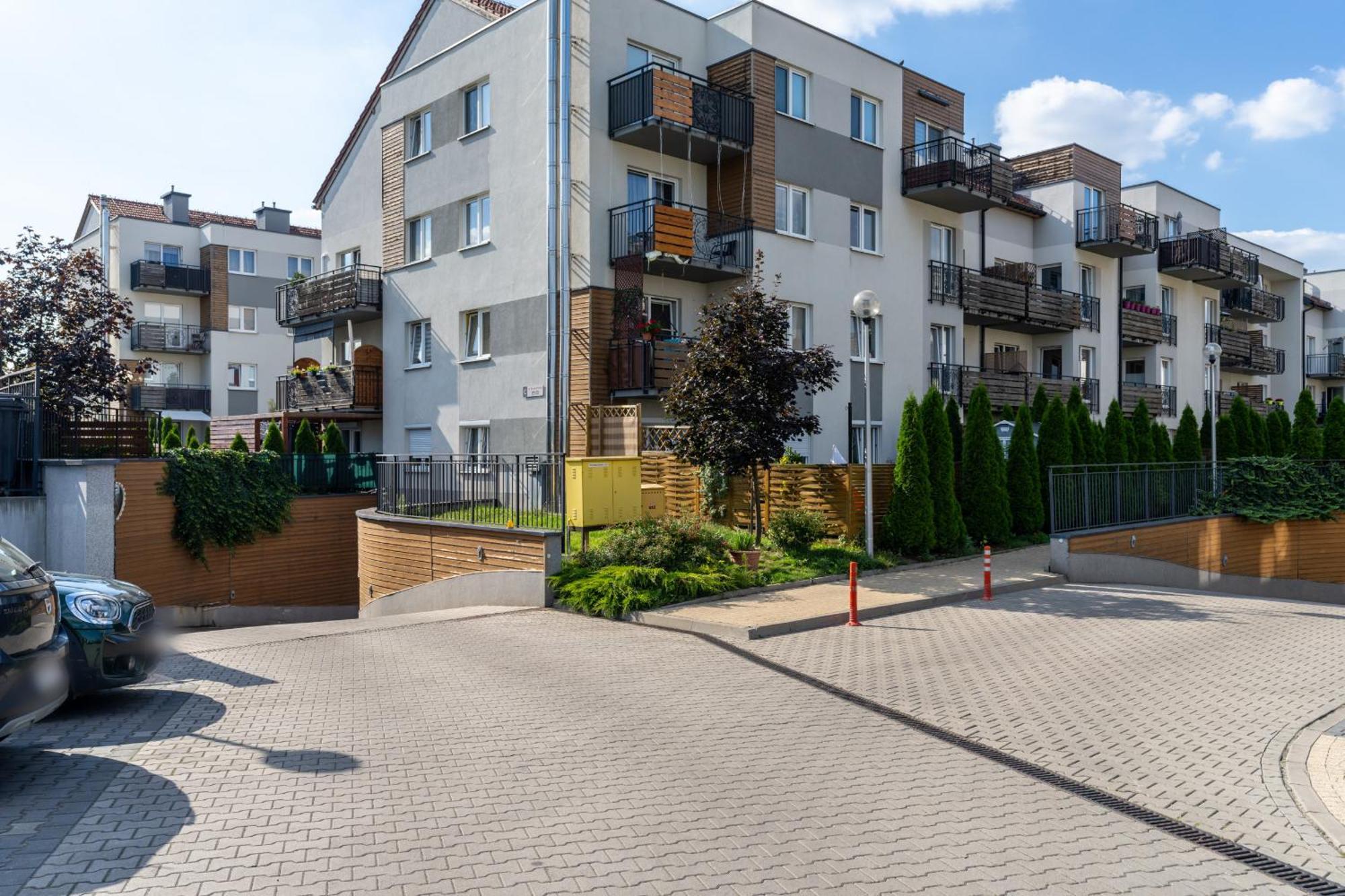 Konduktorska Z Parkingiem I Ogrodkiem - W Spokojnej Dzielnicy By Renters Apartment